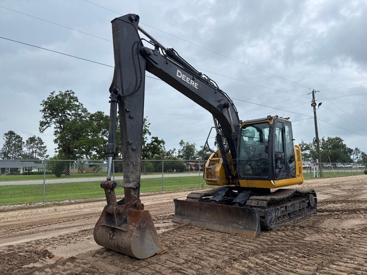 2023-deere-135g-image-2