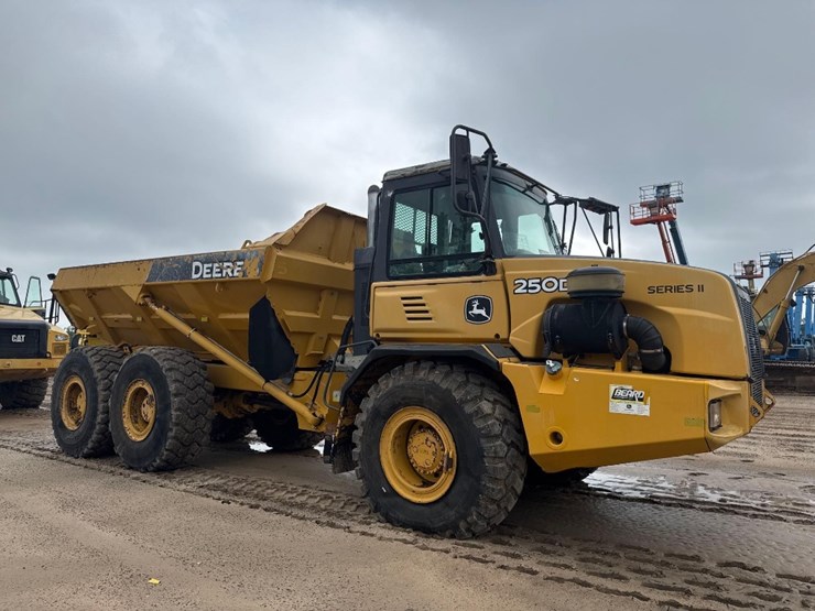 2014-deere-250d-image-4