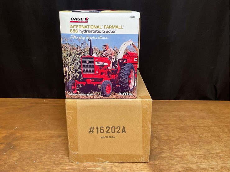 1/16-farmall-656-hydro-2011-ttt-nib-ertl-image-9