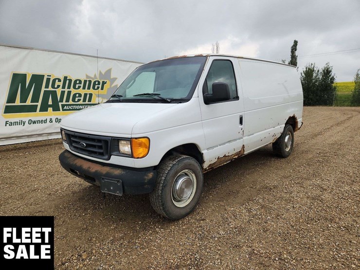 2005-ford-cargo-image-1