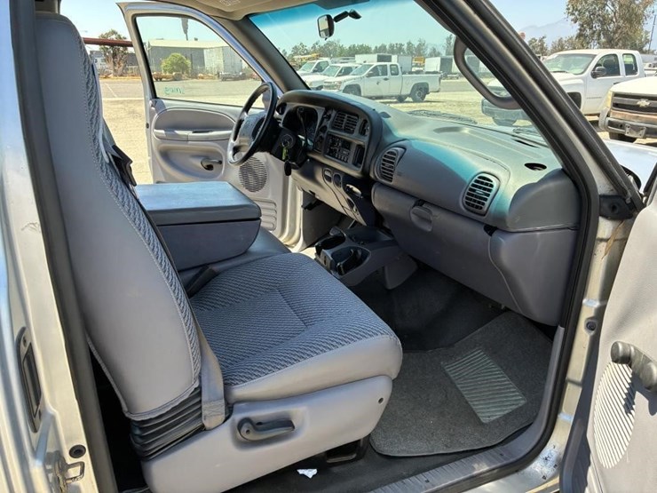 2001-dodge-2500-image-8