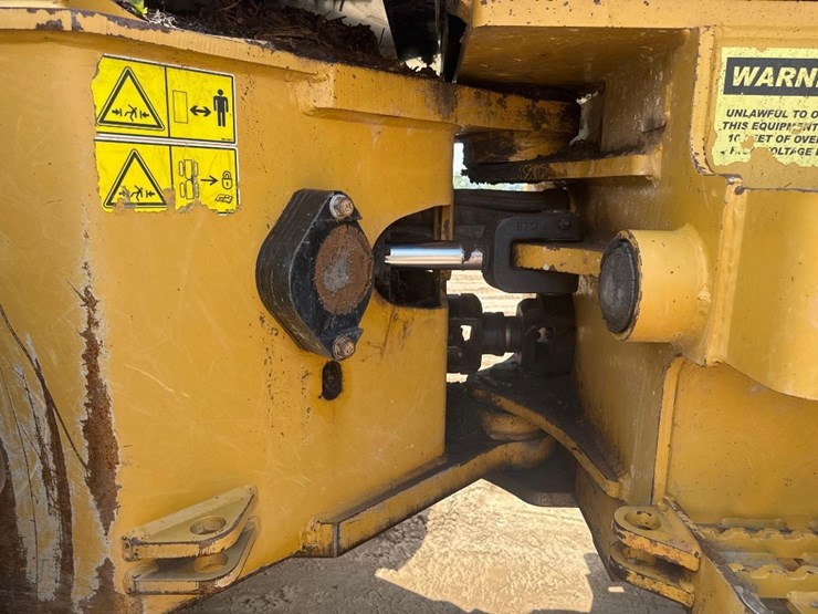 2016-caterpillar-553c-image-16