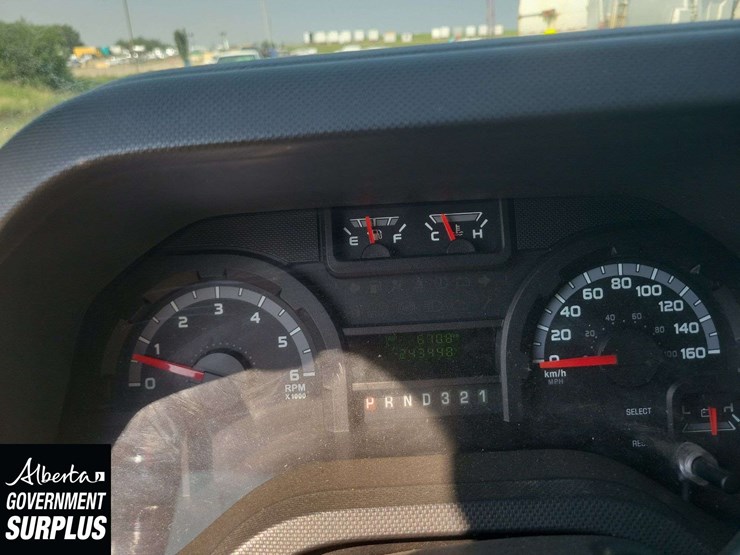 2014-ford-cargo-image-16