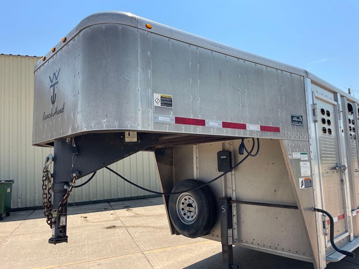 2014-wilson-livestock-trailer-image-13
