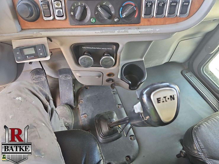 2009-peterbilt-388-image-14