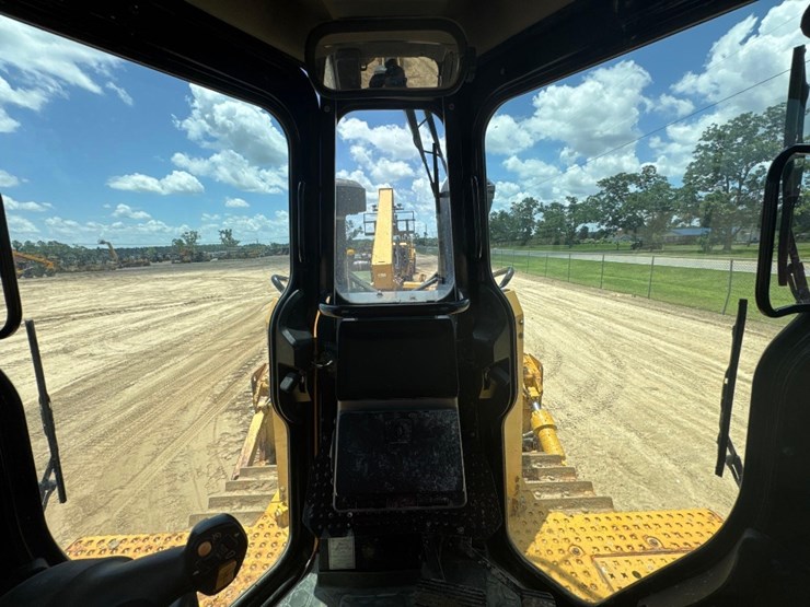2019-caterpillar-d6-image-30