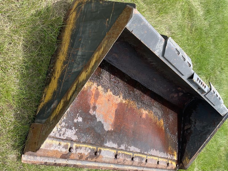 skidloader-77"-quick-tach-bucket-image-9