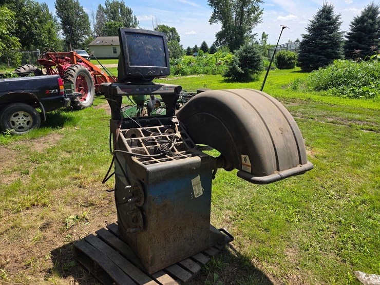 hunter-tire-balancer-*needs-new-card,-worked-otherwise,-220v-single-phase-image-1