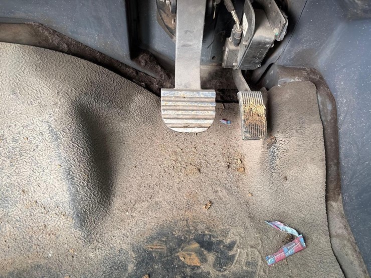2014-deere-250d-image-28