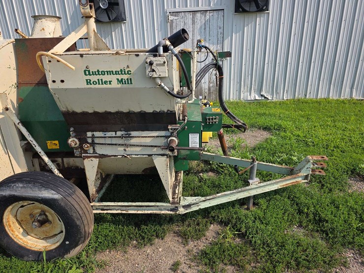 automatic-silage-blower,-set-up-for-high-moisture-corn,-set-up-with-automatic-roller-mill-image-2