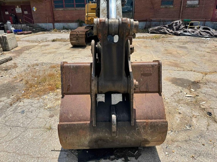 2014-deere-210g-lc-image-43