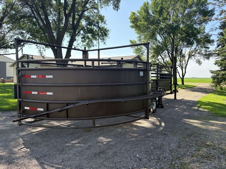 bz-welding-portable-cattle-tub/alley,-adjustable-width-alley,-slide-gates-on-both-ends-of-alley,-tub-image-6