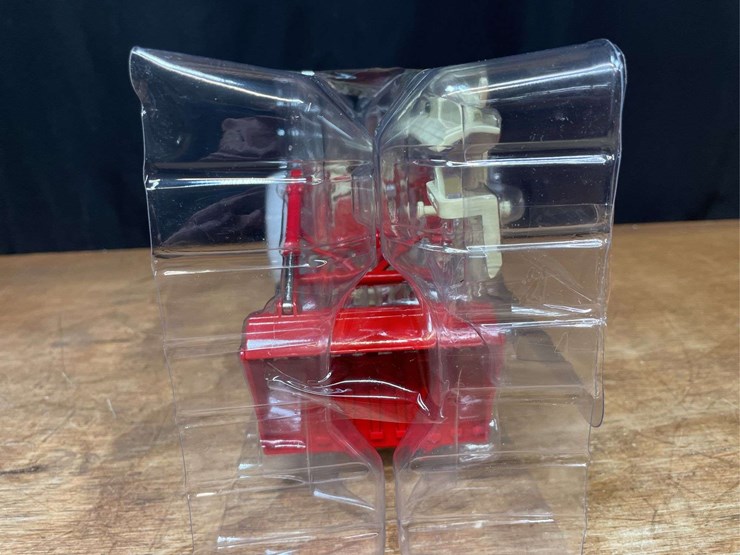1/16-ih-460-2009-red-power-roundup-nib-ertl-image-4