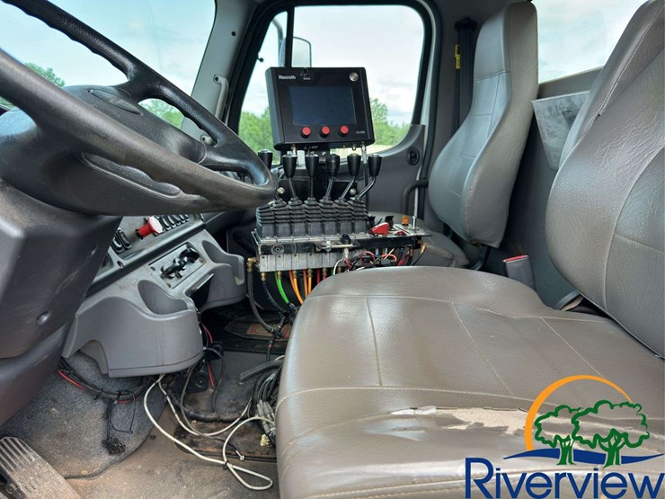 2017-freightliner-114sd-image-17