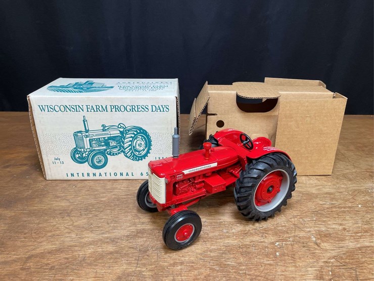 1/16-ih-650-1995-wisconsin-nib-ertl-image-1