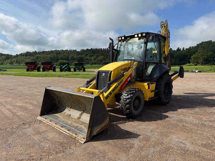 new-holland-b95d-backhoe,-fwa,-88”-front-bucket,-378-hours,-extended-hoe,-17”-back-bucket,-out-rigge-image-3
