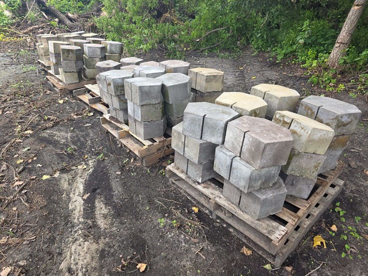 approx-81-landscaping-blocks-image-1