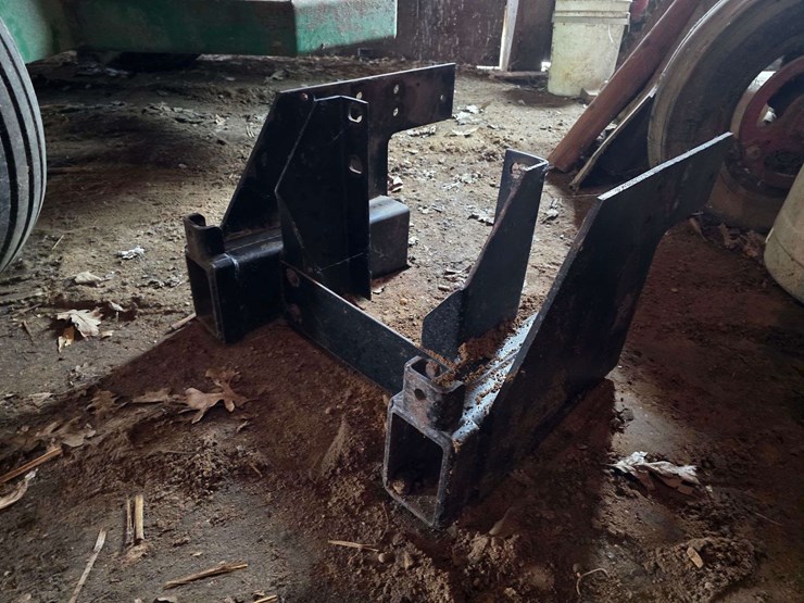 300-gallon-poly-tank-with-front-mount-saddle-with-brackets,-came-off-ih-7130-tractor-image-14
