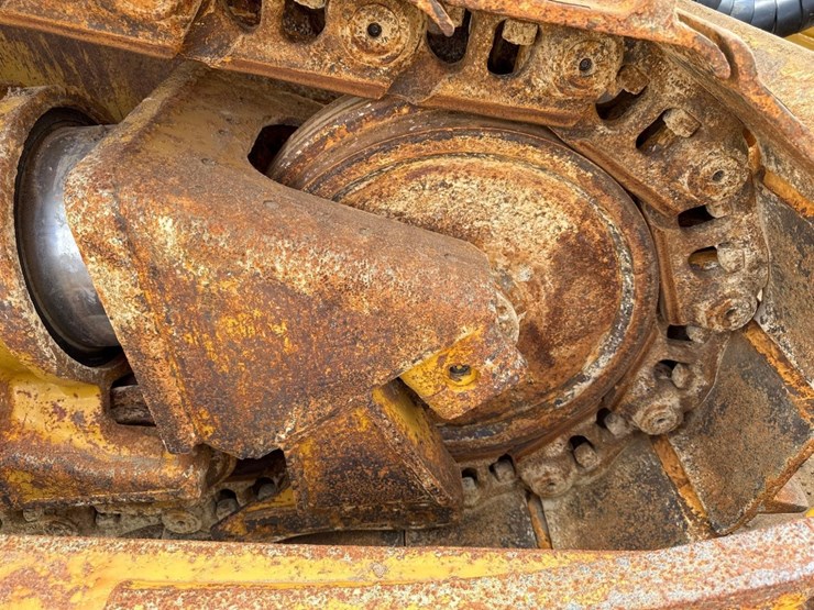 2019-caterpillar-d6-image-14