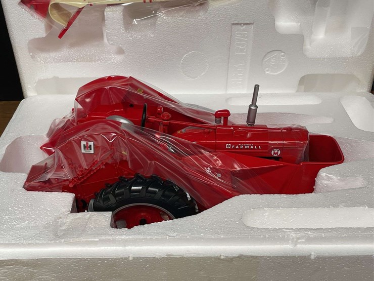 1/16-farmall-super-m-w/picker-2007-nftm-nib-ertl-image-5