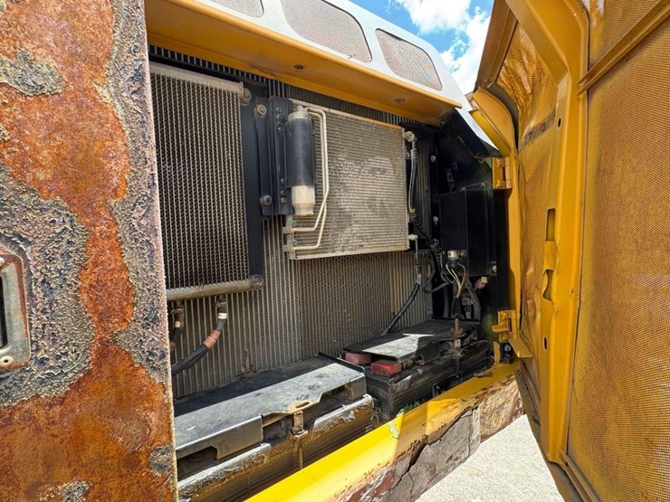 2014-deere-210g-lc-image-34