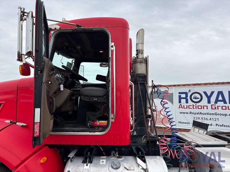 2009-peterbilt-384-image-8