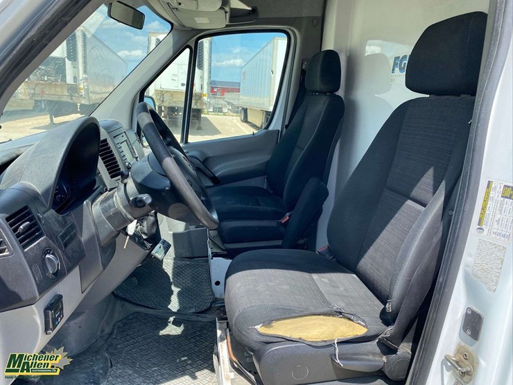 2016-mercedes-benz-sprinter-2500-image-32