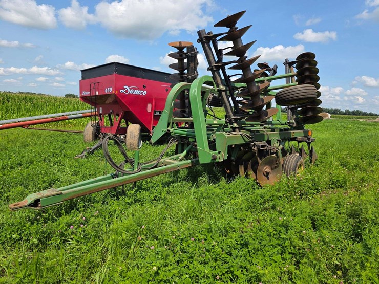 john-deere-335-image-24