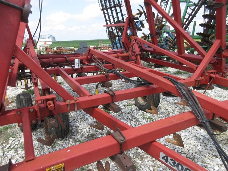 ih-4300-field-cultivator-image-8