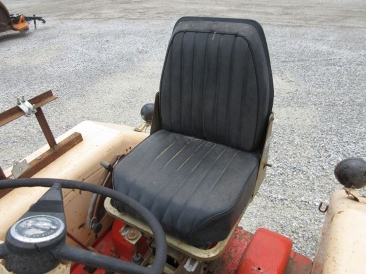 case-830-tractor-image-10