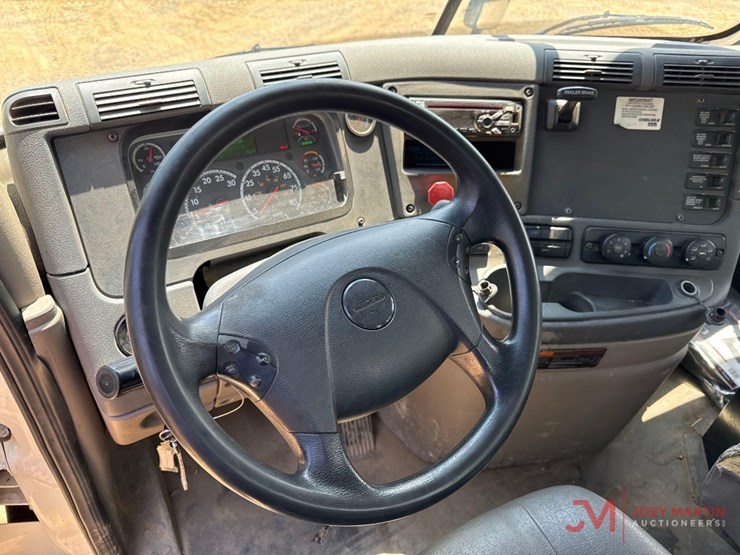 2020-freightliner-day-cab-truck-tractor-image-19