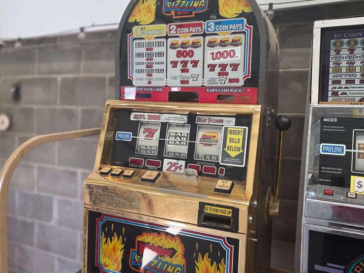 sizzling-7-slot-machine,-has-keys,-have-not-had-working-for-a-number-of-years-image-2