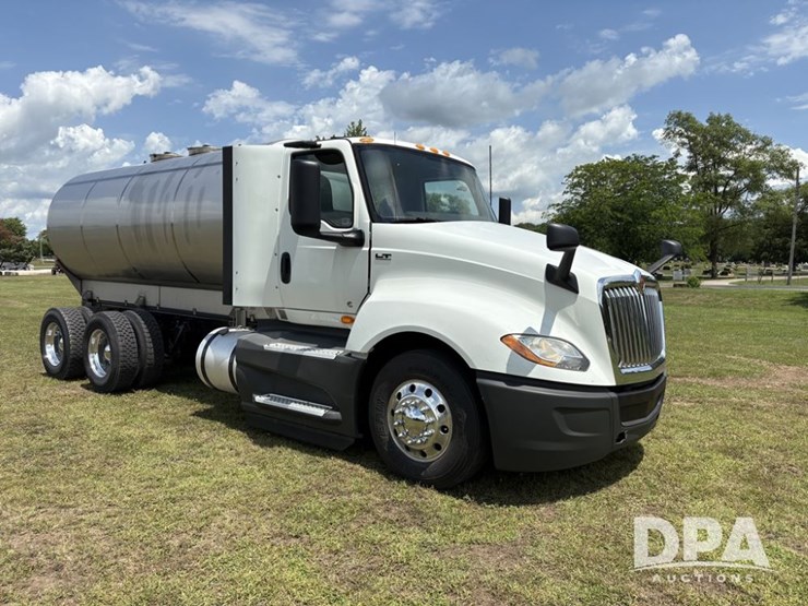 2018-ihc-lt-625-liquid-nurse-truck-(pz13706)-image-1