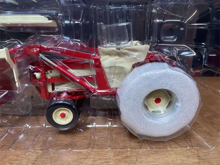 1/16-ih-460-2009-red-power-roundup-nib-ertl-image-2