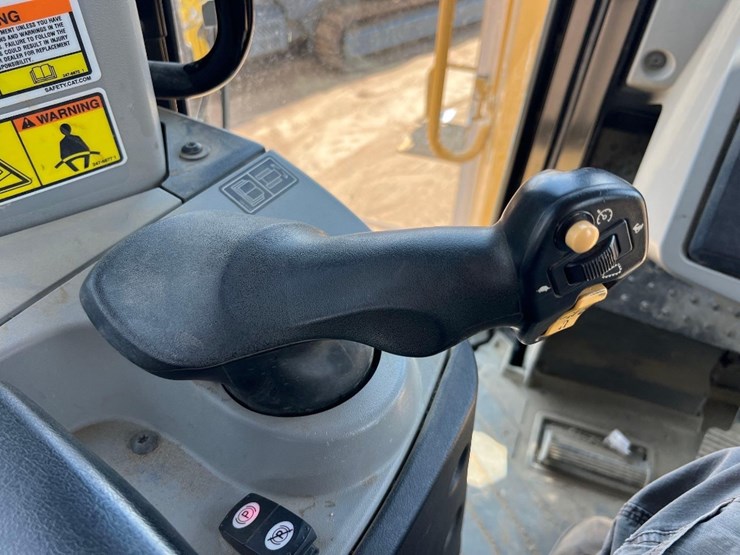 2015-caterpillar-d9t-image-35