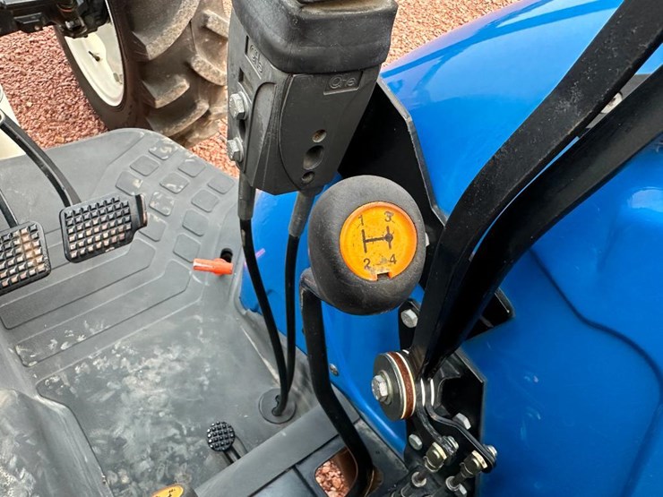 2005-new-holland-tn75a-image-46