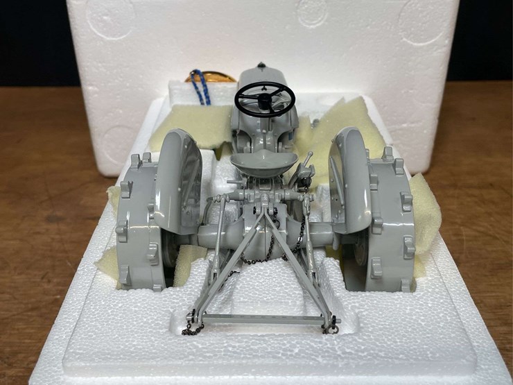 1/16-ford-2n-precision-nib-ertl-image-7