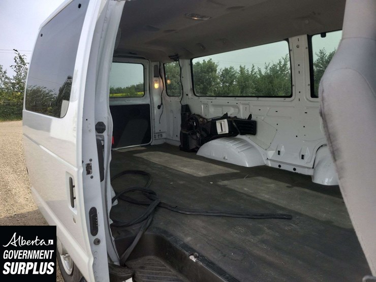 2014-ford-cargo-image-24