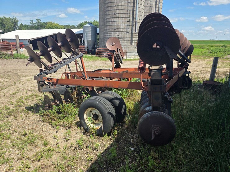 ih-470-tandem-disk,-manual-fold-wings,-9.5l-14-tires-on-6-bolt-rims,-hydraulic-lift,-rear-hitch,-dis-image-7