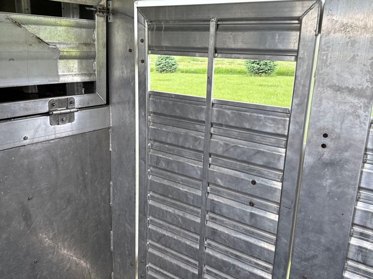 2012-featherlite-7ft-x-24ft-aluminum-gooseneck-livestock-trailer-image-34
