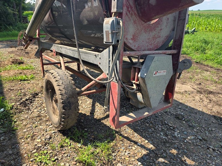 hutchingson-single-phase-grain-screener,-(2)-1.5hp-electric-motors,-78-15-tires-on-4-bolt-rims-image-6