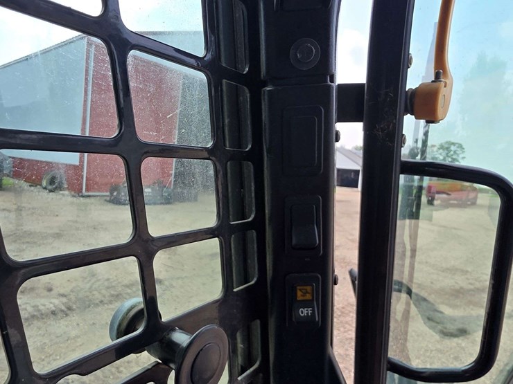 2013-bobcat-t750-image-43