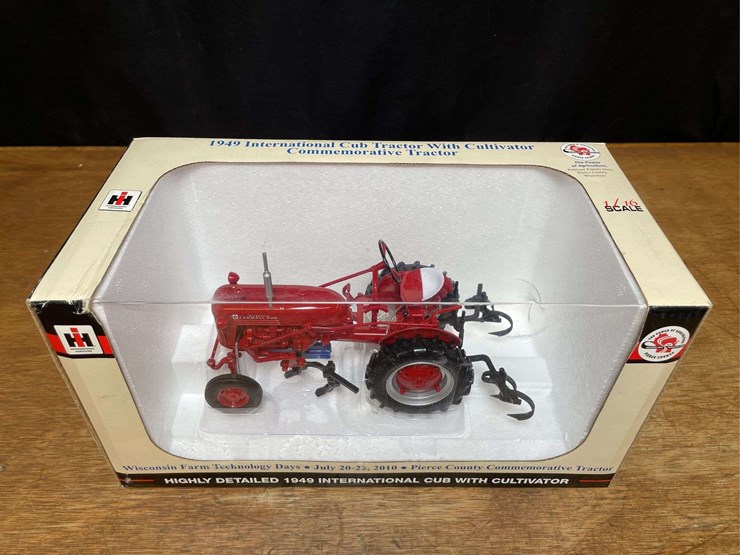 1/16-farmall-cub-w/cultivators-2010-wisconsin-nib-sc-image-3