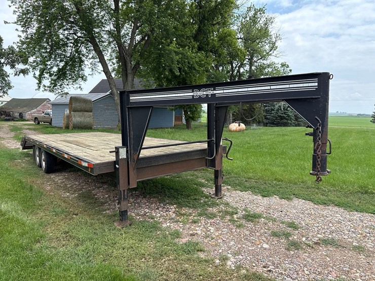 1994-dct-dressen-8ft-x-26ft-gooseneck-flatbed-trailer-image-2