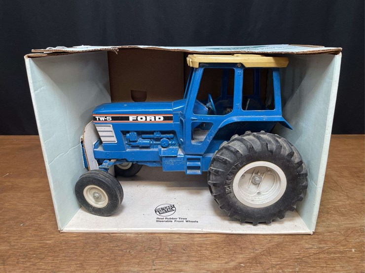 1/12-ford-tw-5-nib-ertl-image-1
