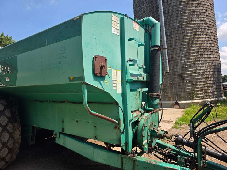 houle-7300-gallon-manure-tank,-3-axle,-front-and-back-axles-steer,-725/65-26-tires,-was-used-in-spri-image-31
