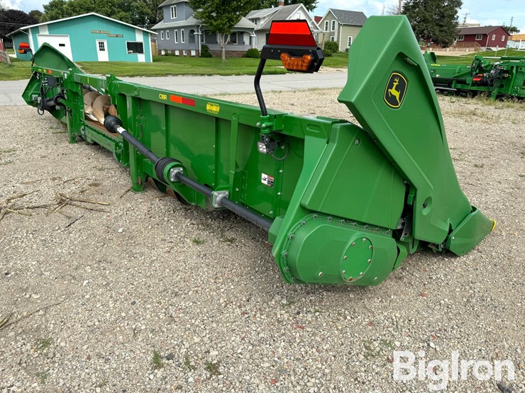 2021-john-deere-c18r-image-4