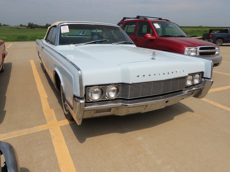 1967-lincoln-continental-convertible-image-1