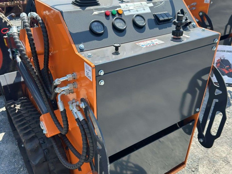 2024-landhero-mini-skid-steer-loader-image-4