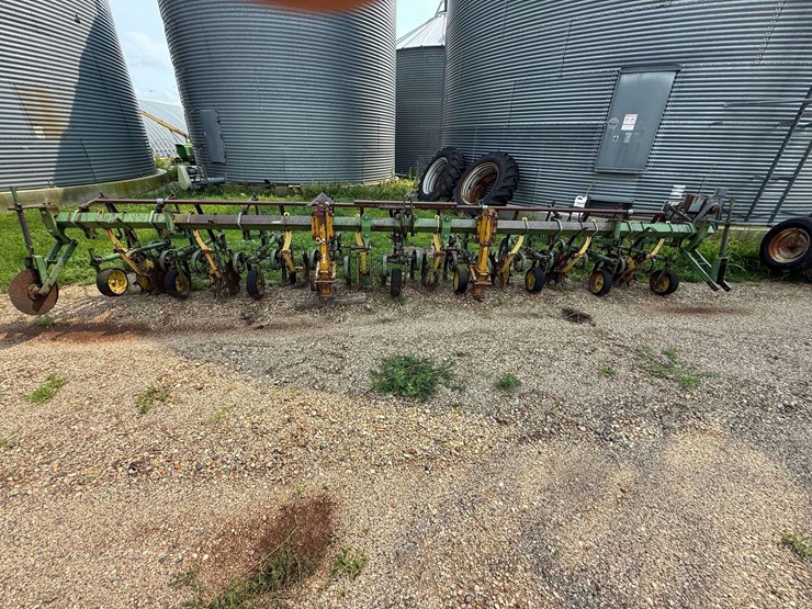 john-deere-8-image-2